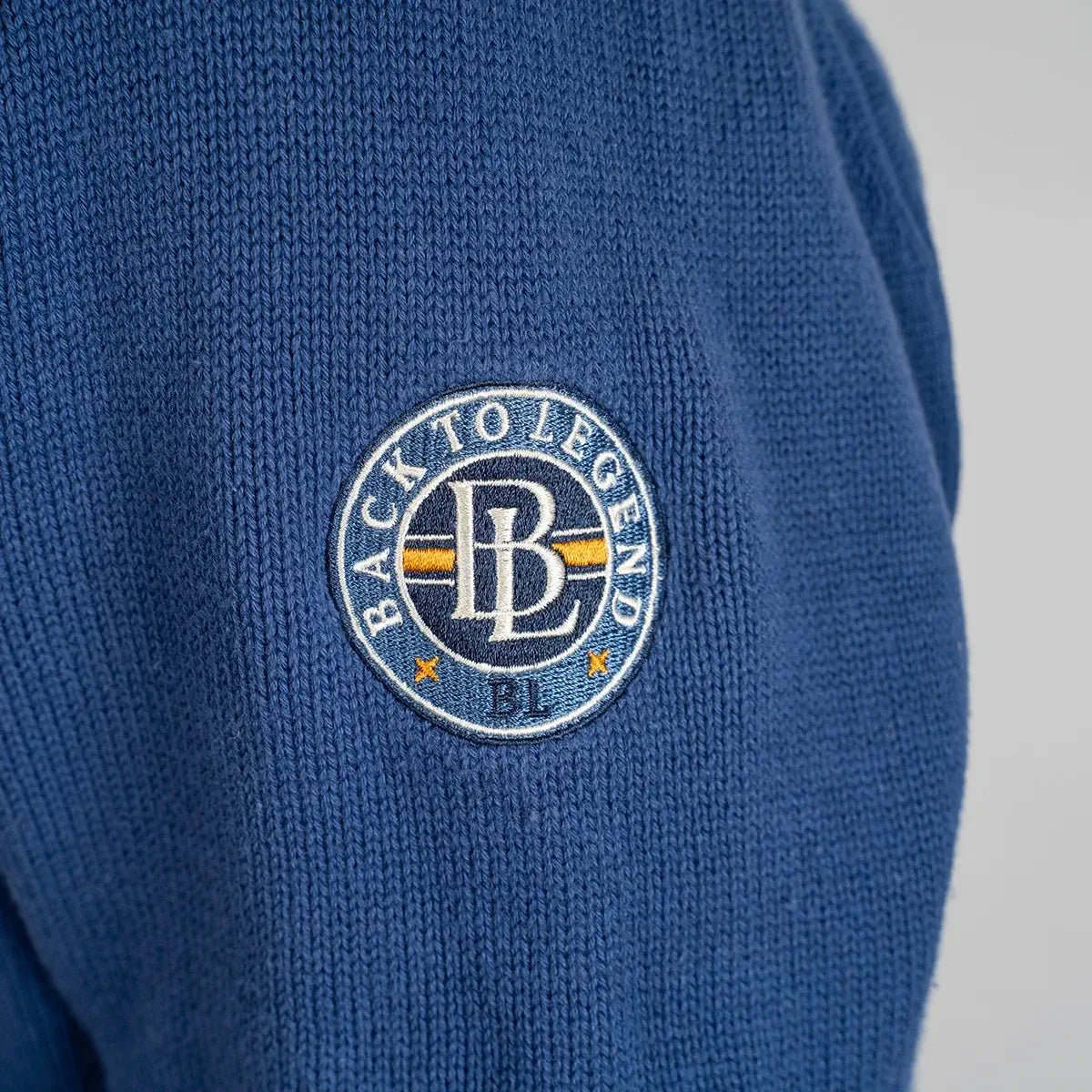 Pull camionneur boutonné bleu pour hommes BACK to LEGEND (zoom badge sur la manche gauche)