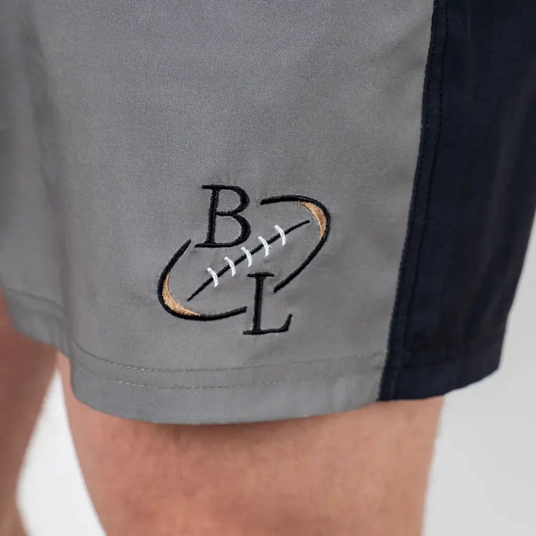 Short de bain tricolore gris/noir/beige BACK to LEGEND (zoom sur le logo brodé)