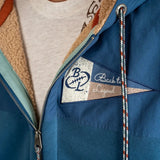 Sweat à capuche bleu doublé polaire molletonnée BACK to LEGEND (zoom broderie poitrine)