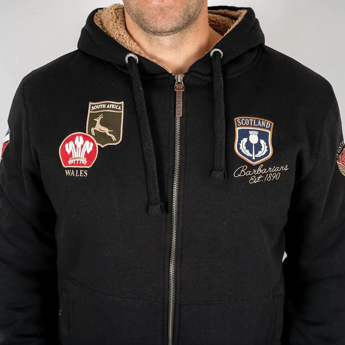 Sweat à capuche noir molletonné Barbarians multi-nation (zoom poitrine)