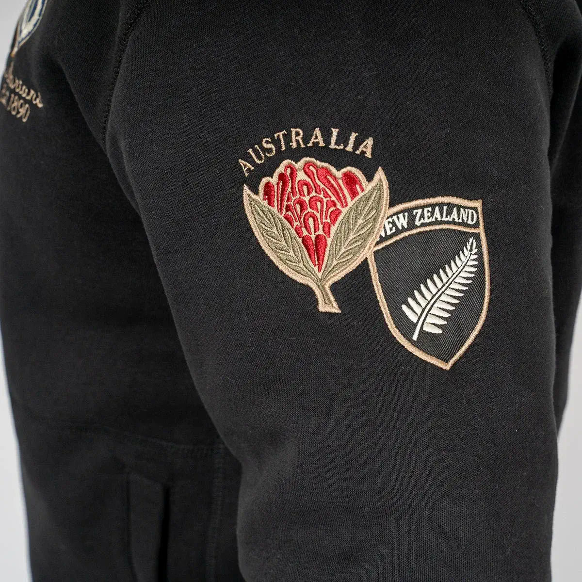Sweat à capuche noir molletonné Barbarians multi-nation (vue de profil gauche)