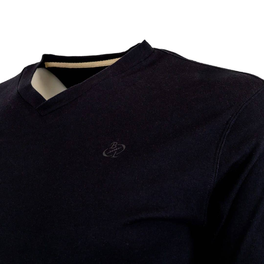T-shirt noir à manches longues col V (zoom poitrine et col)