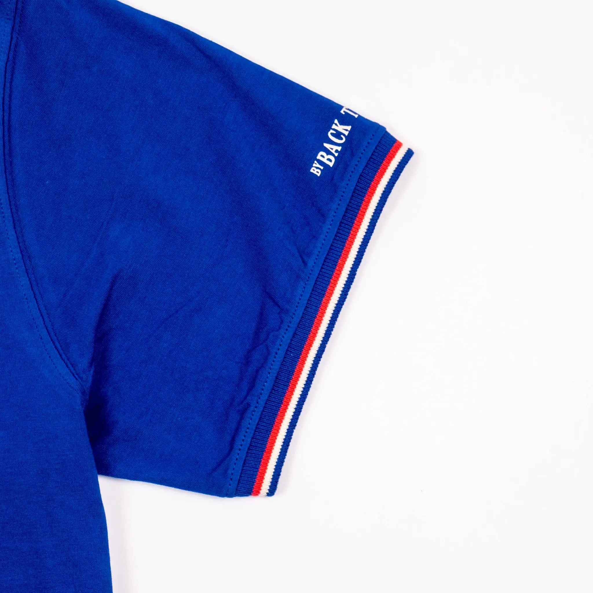 T-shirt bleu roi col V Barbarians BACK TO LEGEND (zoom bords de manche)