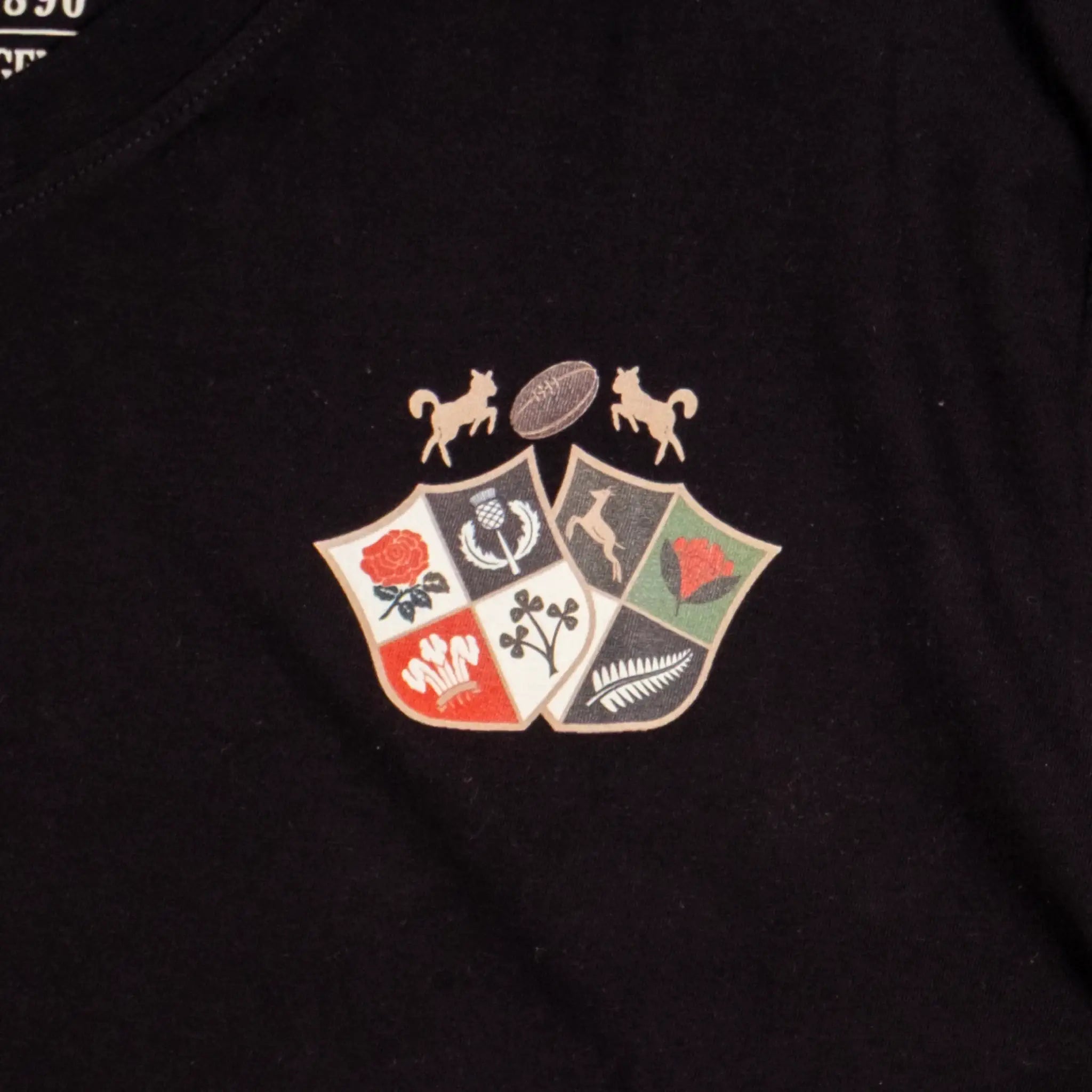 T-shirt noir col V Barbarians BACK TO LEGEND (zoom blason sur la poitrine)
