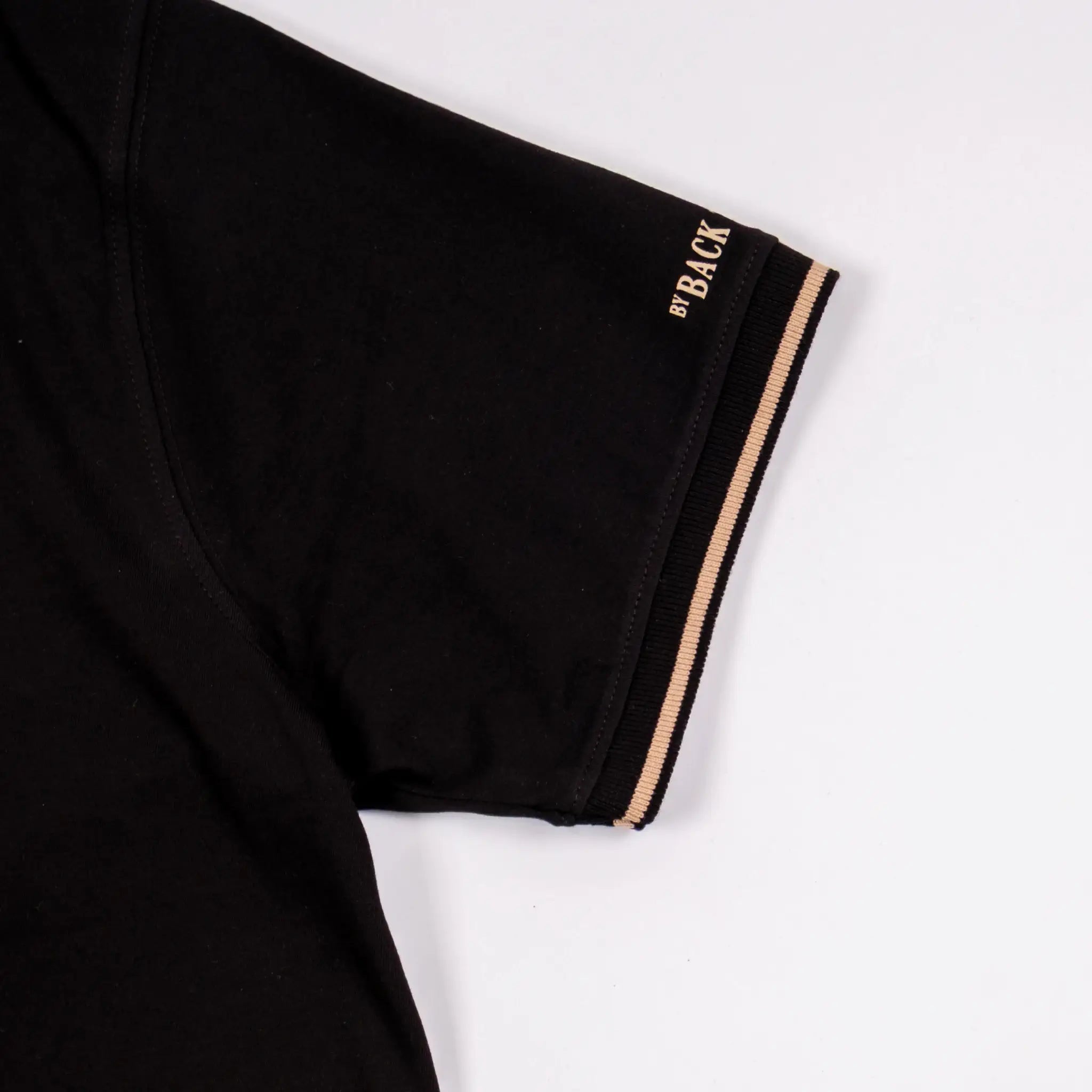 T-shirt noir col V Barbarians BACK TO LEGEND (zoom finitions bords de manche)