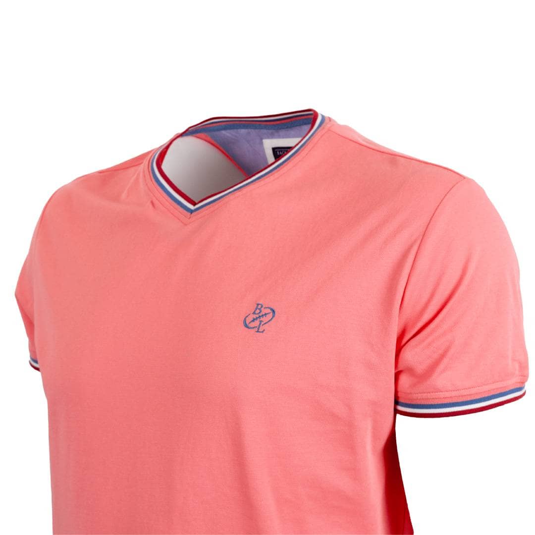 T-shirt rose col V pour homme BACK TO LEGEND (zoom poitrine et col)